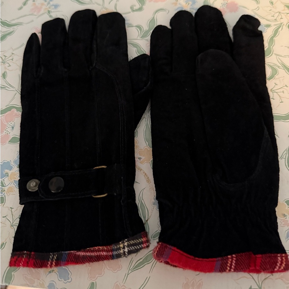🧤 Classic Black Gloves with Red Plaid Cuffs – Size M